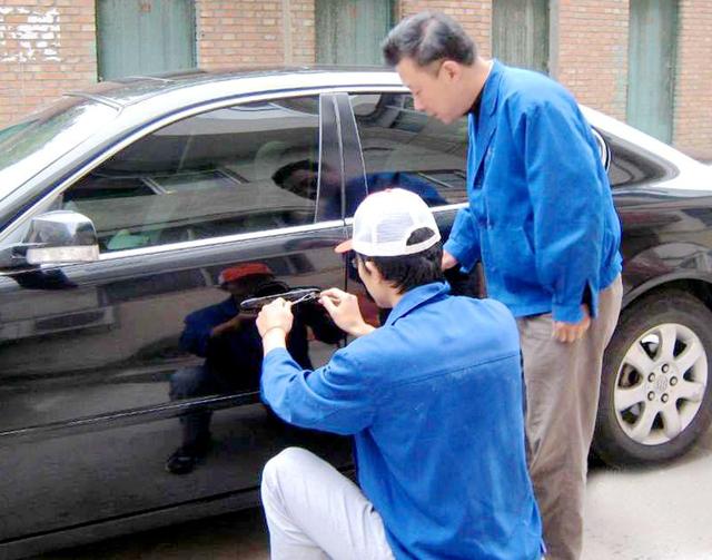 翁牛特旗汽车钥匙丢在车里面怎么办?